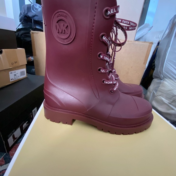 NEW: Michael Kors Women Montaigne Rainboot US Size 7 Dark Berry - Picture 2 of 5